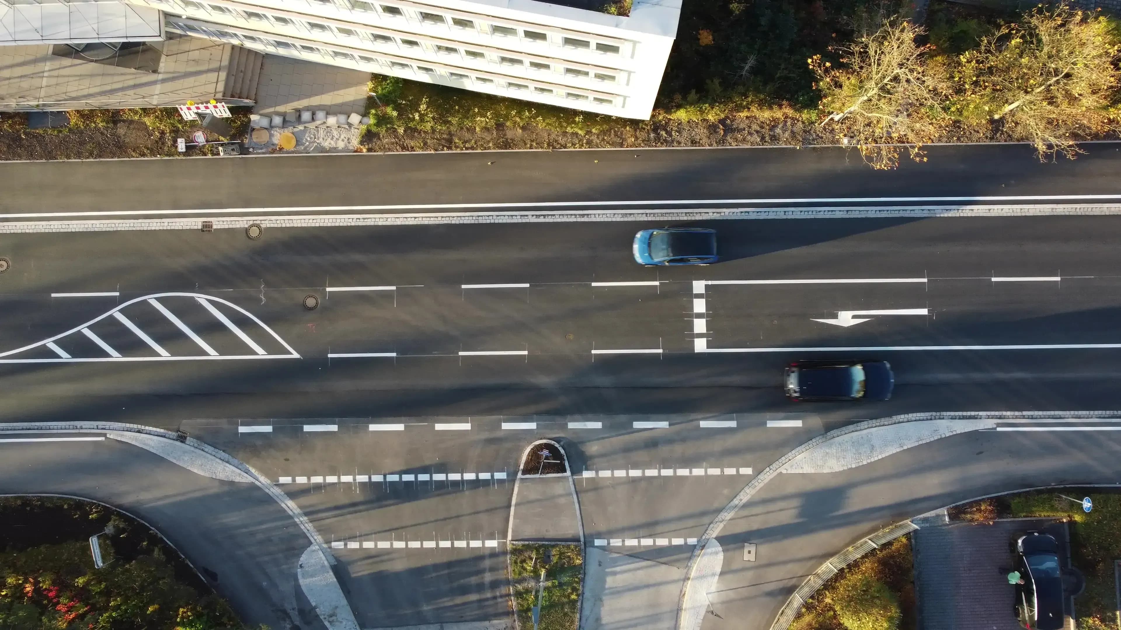 Innerörtliche Straße mit Einmündung in Poing