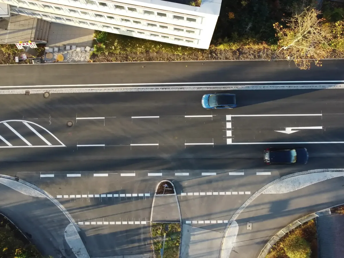 Innerörtliche Straße mit Einmündung in Poing